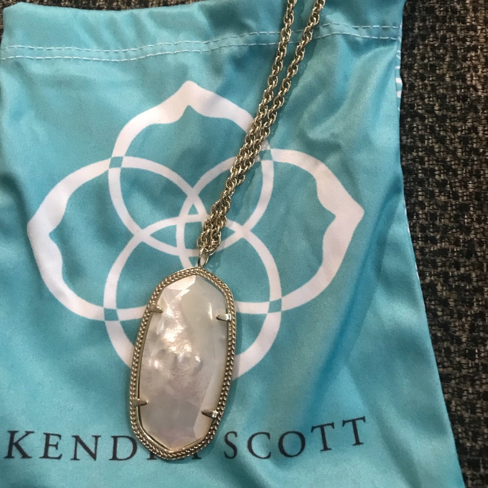 Kendra SCOTT Rae gold necklace in ivory pearl.